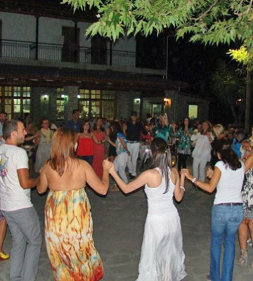 Λαϊκή βραδιά στην πλατεία του Ξενώνα