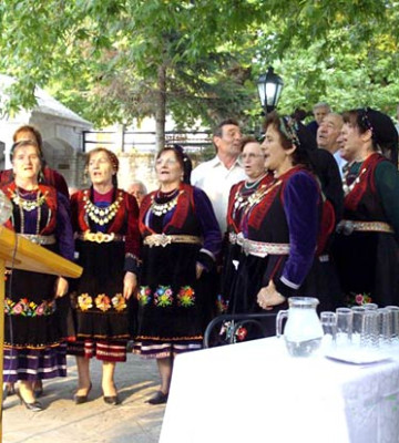 Η χορωδία παραδοσιακών τραγουδιών του χωριού στην εκδήλωση - αφιέρωμα στον Ηπειρώτη λιθοξόο.