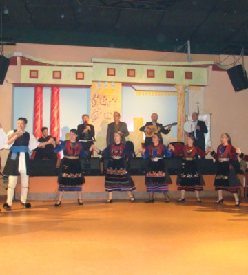 Το χορευτικό της Αδελφότητας χόρεψε όμορφους παραδοσιακούς χορούς.