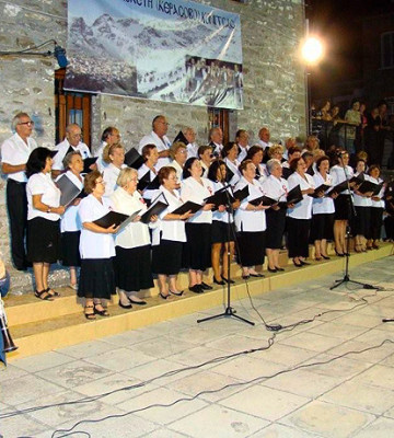 Η χορωδία του Δήμου Αρτέμιδος.