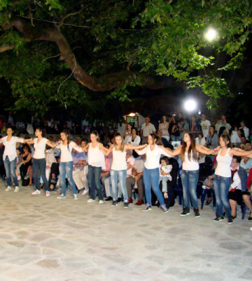 Το χορευτικό των εφήβων του χωριού χορεύει στο 5ο Φεστιβάλ Χορωδιών.
