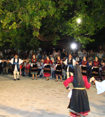 Το χορευτικό των ενηλίκων χορεύει στο 5ο Φεστιβάλ Χορωδιών.