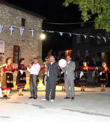 Ο Πρόεδρος του Λαογραφικού Μουσείου Γιάννης Γιαννούλας χορεύει στην εκδήλωση.