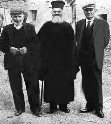 Θόδωρος Στρατσιάνης(αριστερά) - παπα-Μιλτιάδης(μέση) - Γιαννέλης Τζίνας(δεξιά)