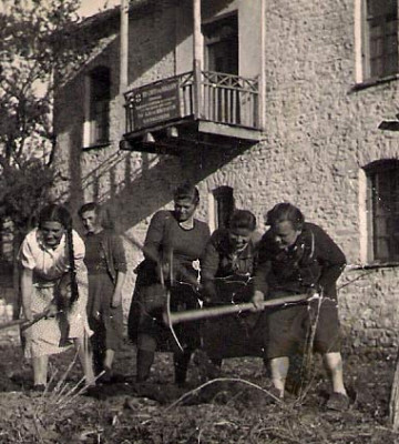 Κορίτσια σκαλίζουν τον κήπο στο Σπίτι του Παιδιού 1953.