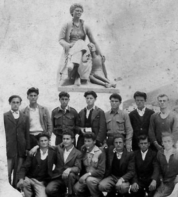 Νέοι του χωριού φωτογραφίζονται στο άγαλμα της Φρειδερίκης στην Κόνιτσα 1953.