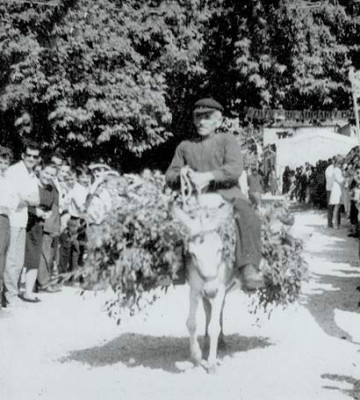 Ο Σπύρος Ζούκας με το γαϊδουράκι του κατά την επίσκεψη του Πατακού στο χωριό 1969.