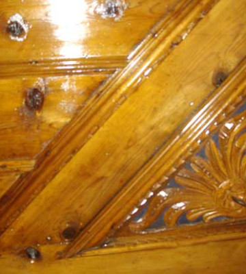  Λεπτομέρεια από το ξυλόγλυπτο ταβάνι της Κατίνα Κότινα