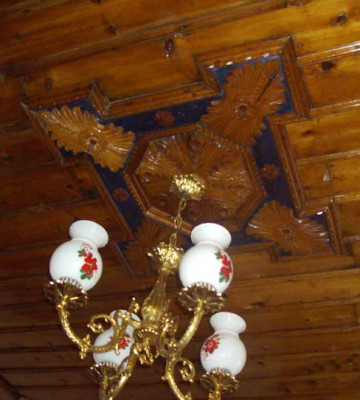  Ξυλόγλυπτο ταβάνι  στο σπίτι της Κατίνας Κότινα