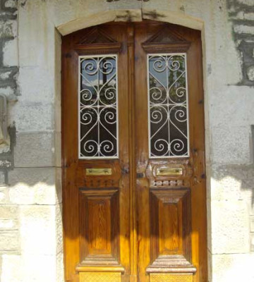 Παραδοσιακή ξύλινη πόρτα  στο σπίτι του Γιώργου Νταγκοβάνου