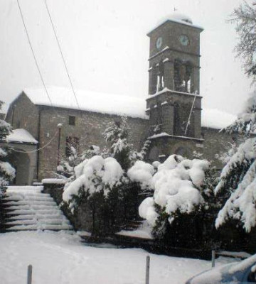 Η πλατεία του χωριού χιονισμένη.