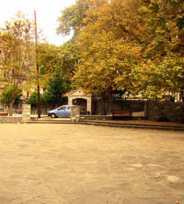 Η πλατεία του Ξενώνα.