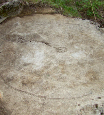 Ένας βράχος με σκαλισμένο κύκλο στη θέση Κόντα Ράχη.